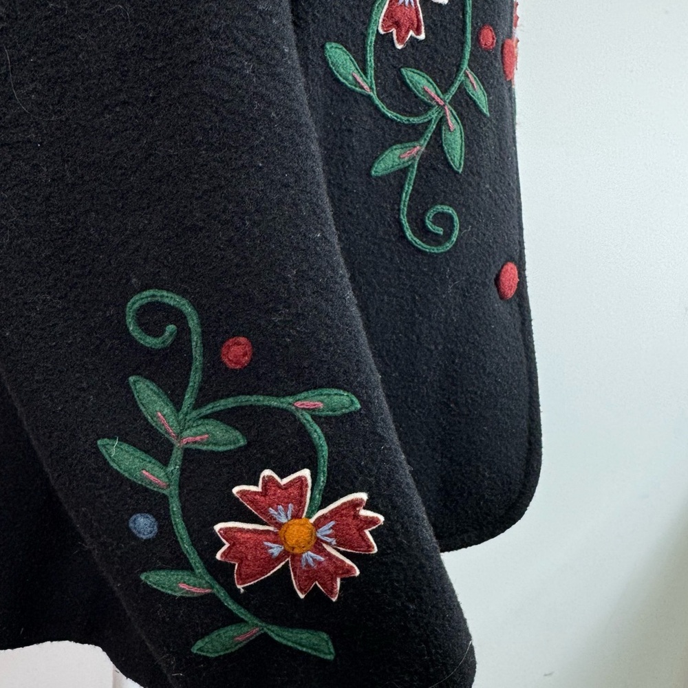 Vintage Floral and Vine Embroidery Black Button Up Jacket, Large. - Picture 4 of 5